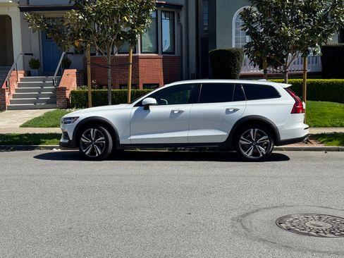 Used 2023 Volvo V60 B5 Cross Country Plus w/ Climate Package image 2