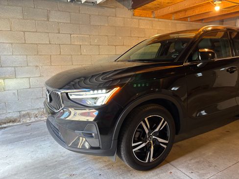 Used 2023 Volvo XC40 B5 Plus AWD/4WD image 5