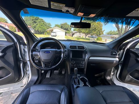 Used 2016 Ford Explorer XLT w/ Equipment Group 202A FWD image 13
