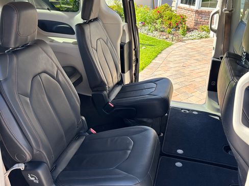 Used 2017 Chrysler Pacifica Touring-L w/ Tire & Wheel Group FWD image 6
