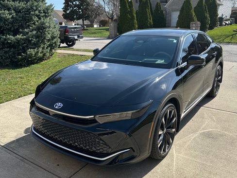 Used 2025 Toyota Crown Platinum image 1