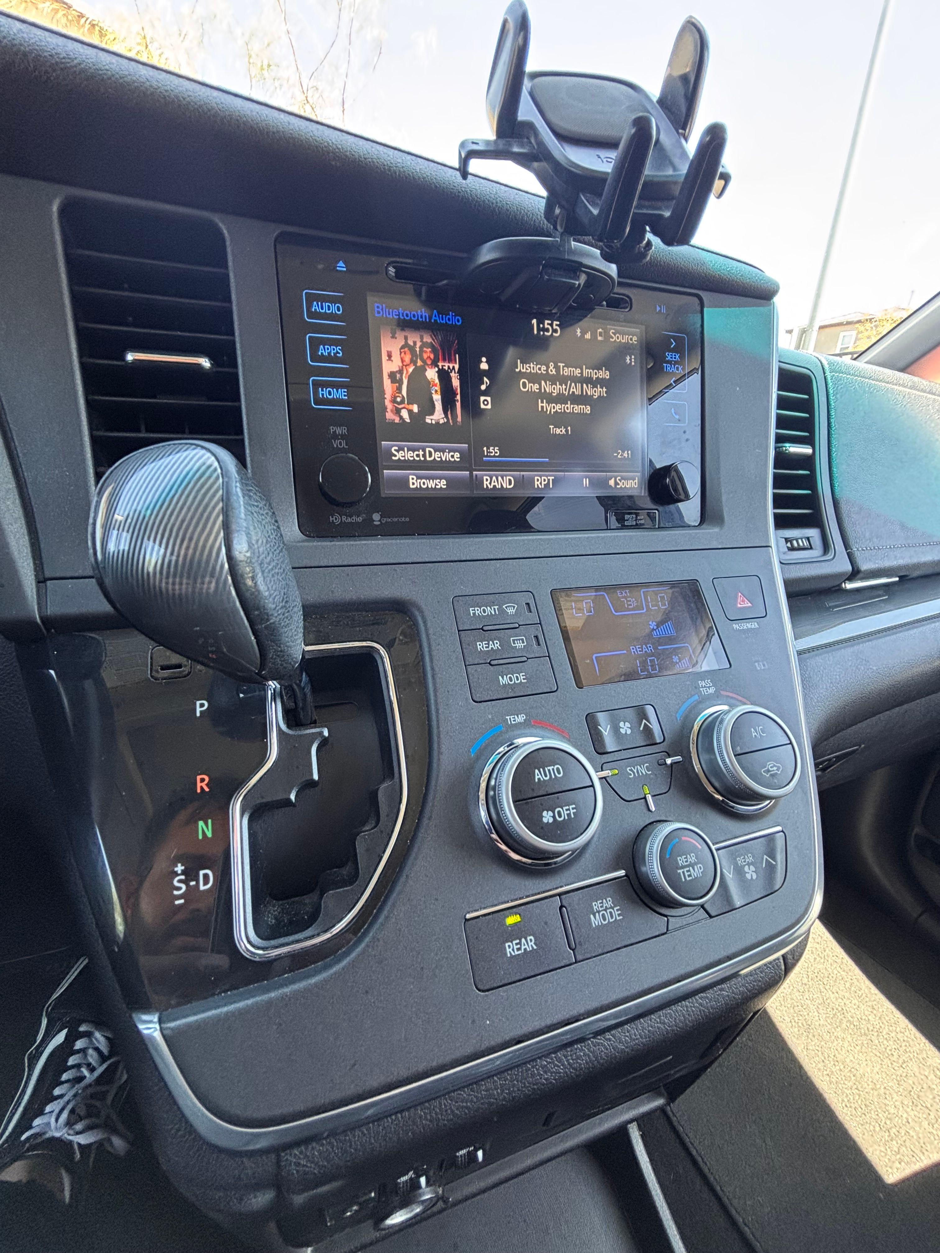 Used 2015 Toyota Sienna SE w/ SE Preferred Package FWD image 9