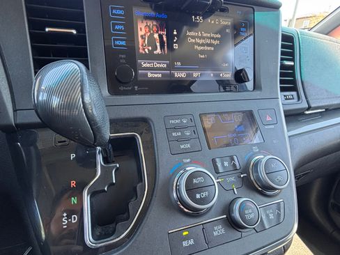 Used 2015 Toyota Sienna SE w/ SE Preferred Package FWD image 9