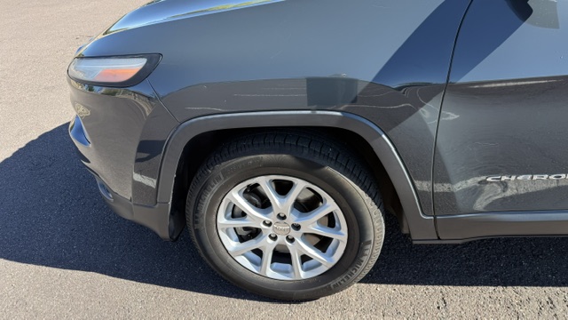 Used 2018 Jeep Cherokee Latitude Plus w/ Cold Weather Group AWD/4WD image 1
