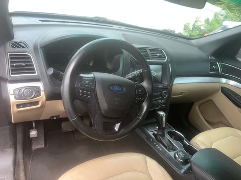 Used 2017 Ford Explorer XLT w/ Equipment Group 202A AWD/4WD image 8