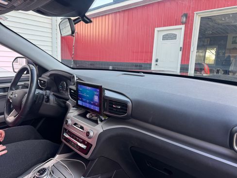 Used 2021 Ford Explorer XLT w/ Equipment Group 202A RWD image 19