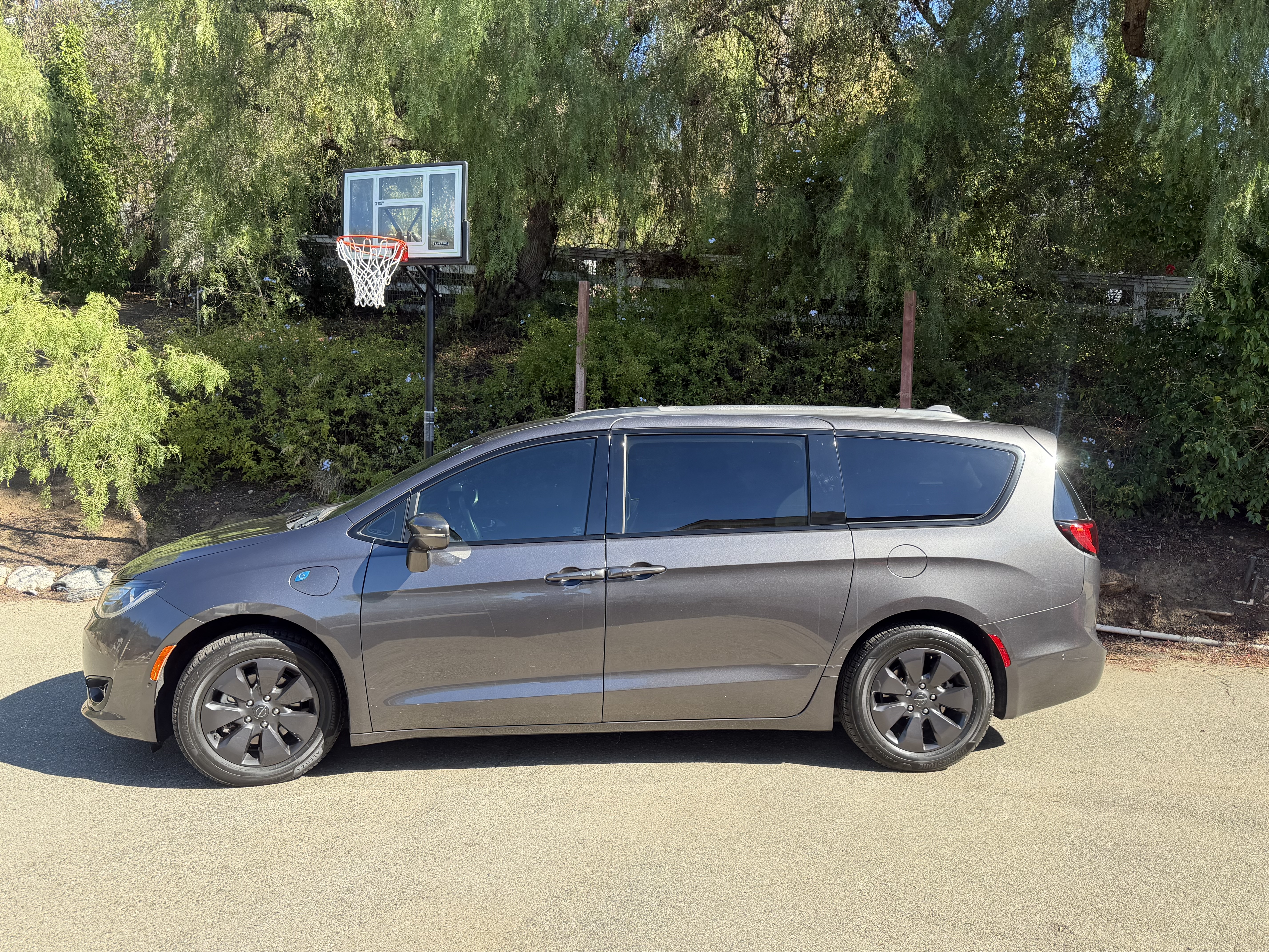 Used 2020 Chrysler Pacifica Limited w/ Advanced Safetytec Group FWD image 1