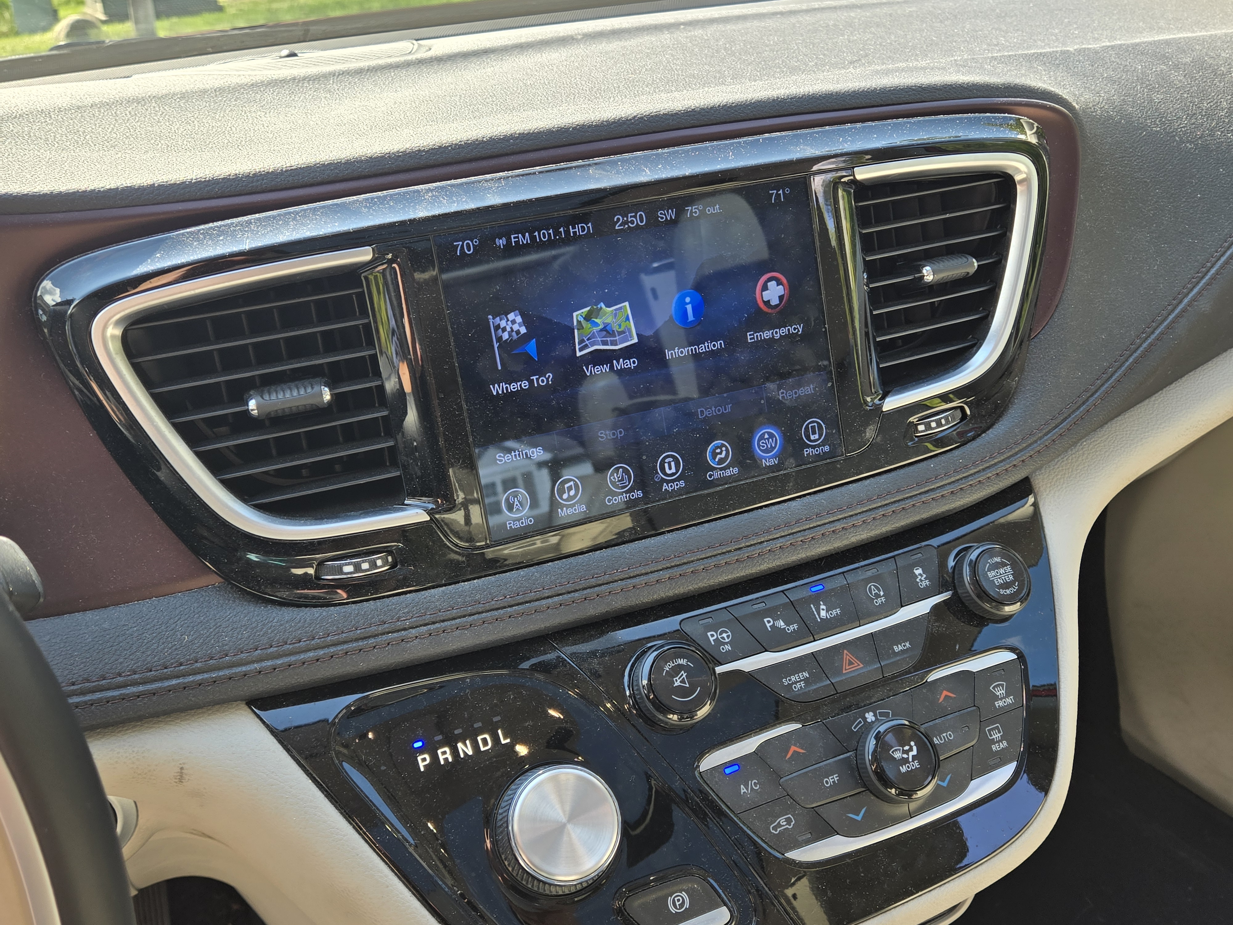 Used 2017 Chrysler Pacifica Limited FWD image 12