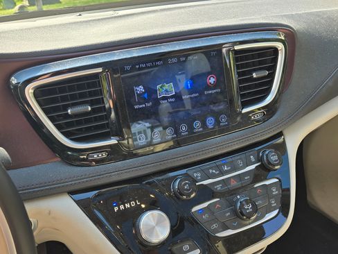 Used 2017 Chrysler Pacifica Limited image 12