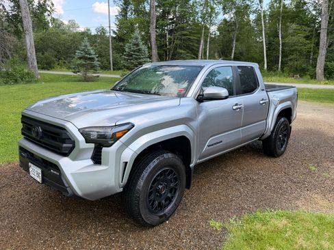 Used 2024 Toyota Tacoma SR5 AWD/4WD image 4