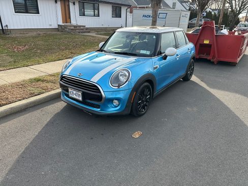 Used 2019 MINI Cooper 4-Door Hardtop image 2