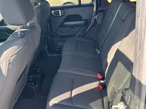 Used 2018 Jeep Wrangler Unlimited Sahara image 11