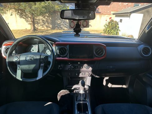 Used 2018 Toyota Tacoma TRD Sport image 10