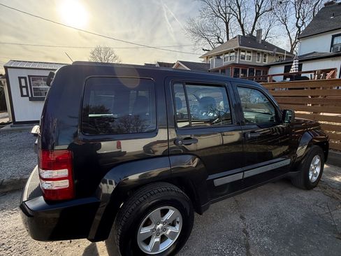 Used 2010 Jeep Liberty Sport image 2