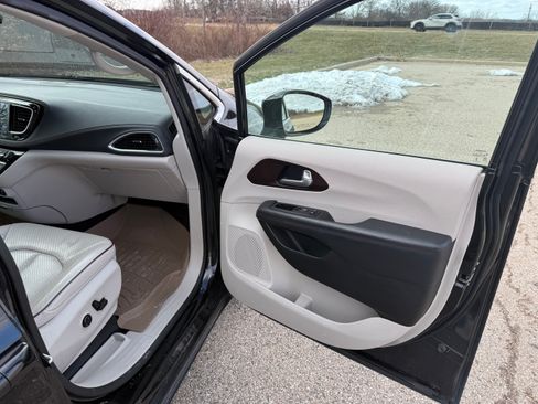 Used 2018 Chrysler Pacifica Limited w/ Tire & Wheel Group image 5