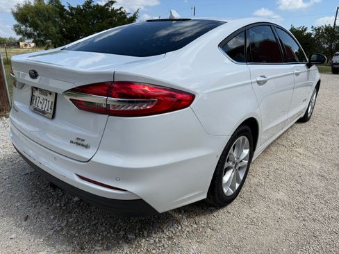 Used 2019 Ford Fusion SE FWD image 4