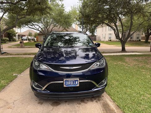 Used 2018 Chrysler Pacifica Touring-L Plus FWD image 8