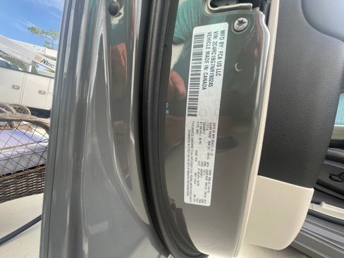 Used 2022 Chrysler Pacifica Touring-L FWD image 11