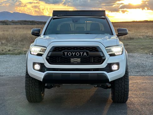 Used 2022 Toyota Tacoma TRD Off-Road image 2