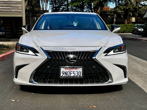 Used 2024 Lexus ES 300h F Sport image 6