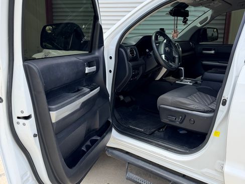 Used 2018 Toyota Tundra SR5 w/ SR5 Upgrade Package AWD/4WD image 8