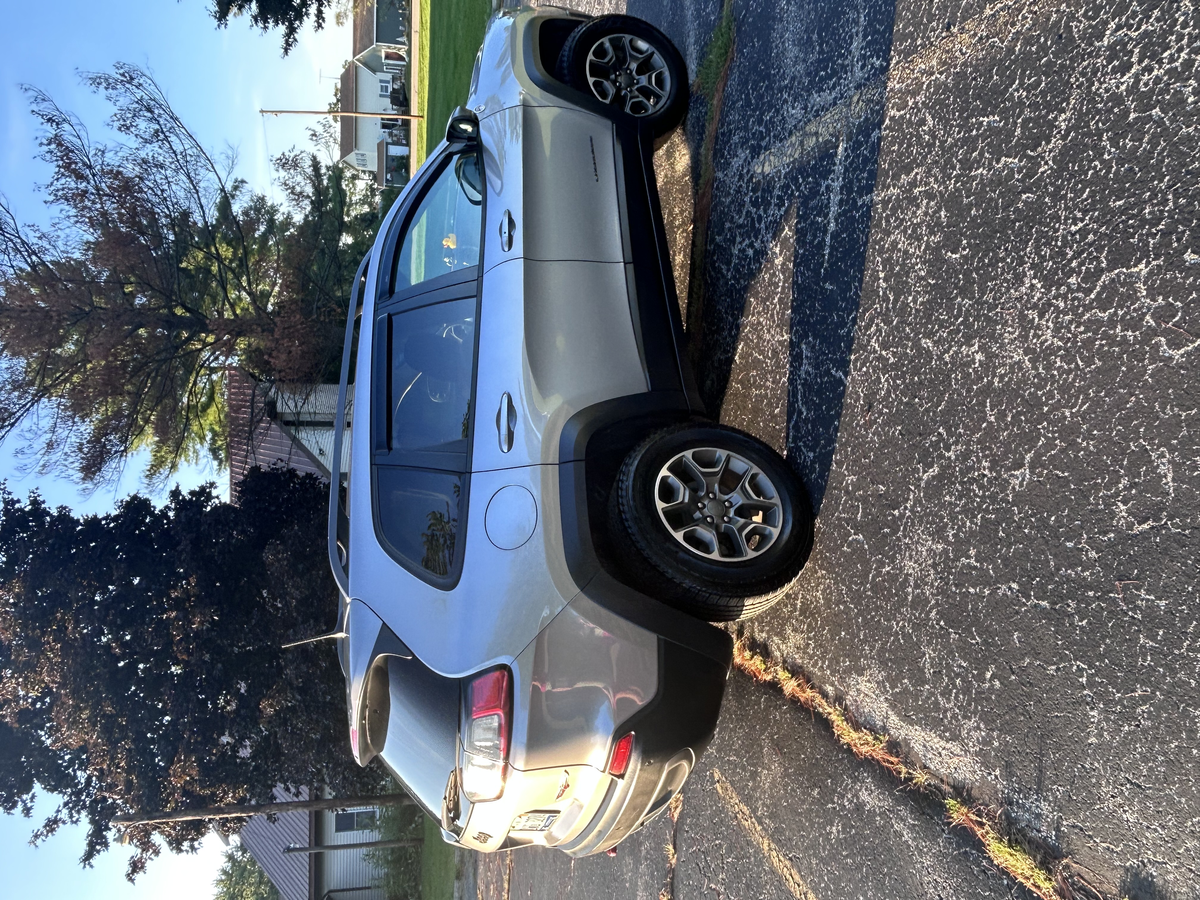 Used 2020 Jeep Cherokee Trailhawk w/ Cold Weather Group AWD/4WD image 2