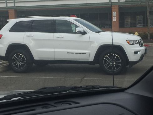 Used 2018 Jeep Grand Cherokee Limited w/ Luxury Group II image 12