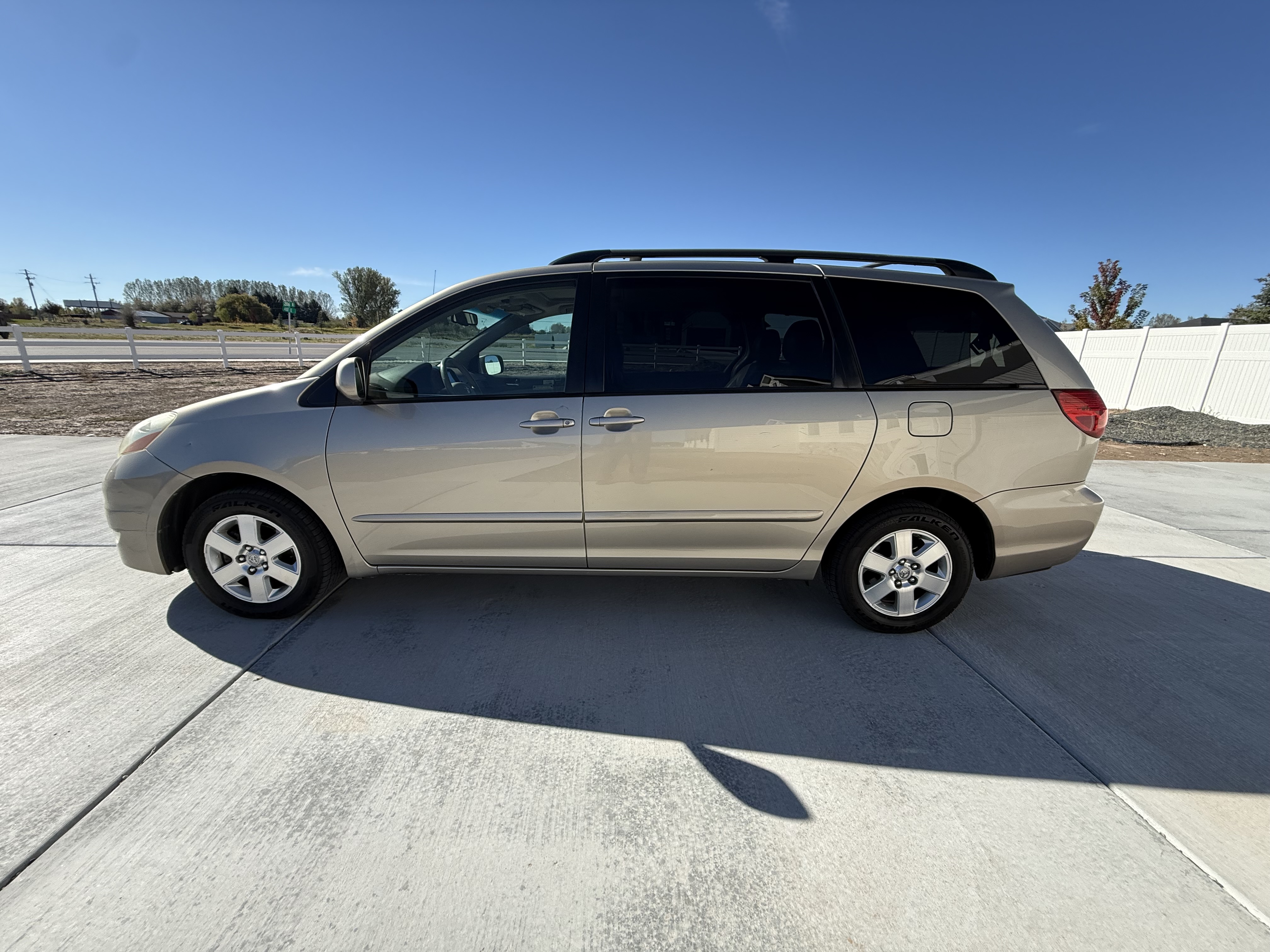 Used 2010 Toyota Sienna FWD image 4