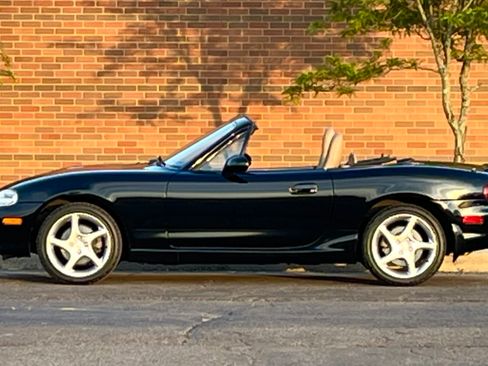 Used 2001 MAZDA MX-5 Miata RWD image 1