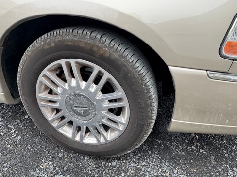 Used 2011 Lincoln Town Car Signature Limited image 11