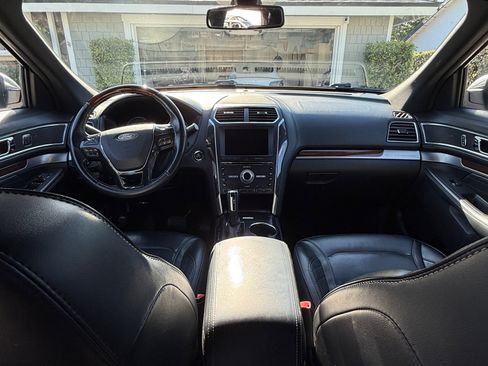 Used 2017 Ford Explorer Platinum image 8