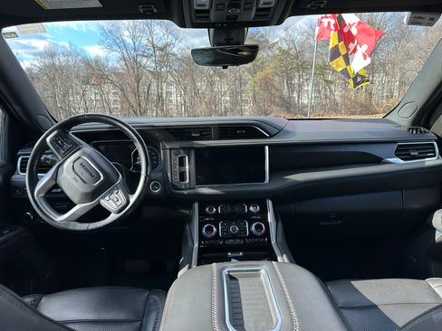 Used 2021 GMC Yukon Denali w/ Denali Premium Package image 18