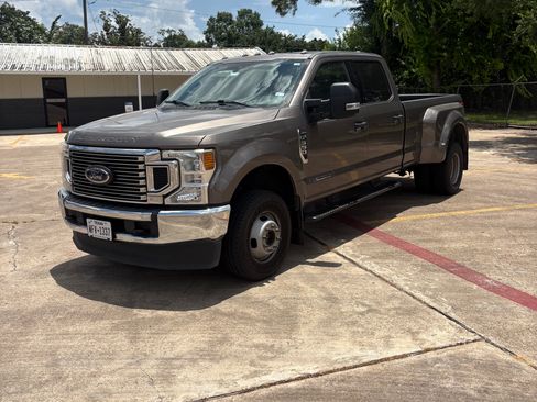 Used 2022 Ford F350 XLT AWD/4WD image 2