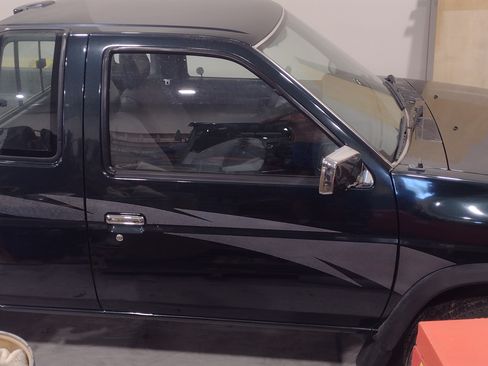 Used 1994 Nissan Pickup XE image 5