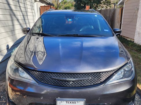 Used 2019 Chrysler Pacifica Touring-L Plus w/ Advanced Safetytec Group image 5