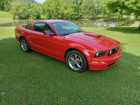 Used 2005 Ford Mustang GT Premium image 2
