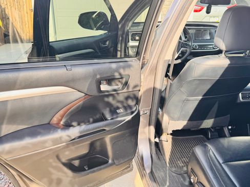 Used 2014 Toyota Highlander XLE AWD/4WD image 10