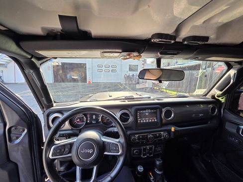 Used 2021 Jeep Gladiator Overland AWD/4WD image 14