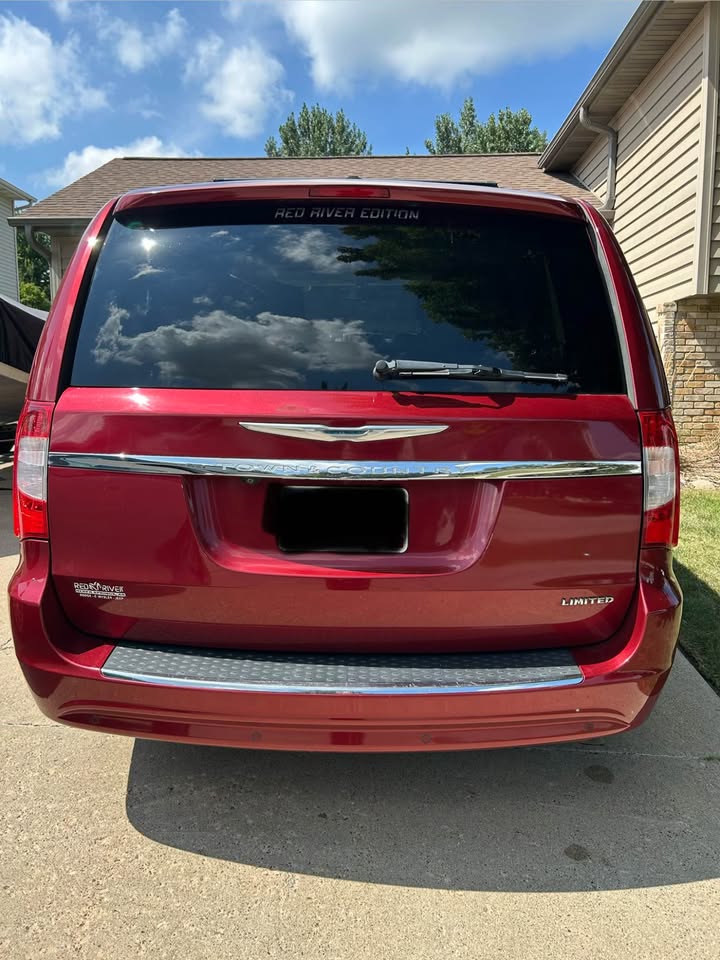 Used 2012 Chrysler Town & Country Limited FWD image 5