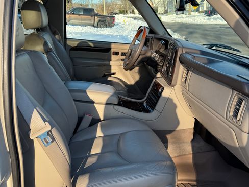 Used 2004 Cadillac Escalade ESV Platinum image 8