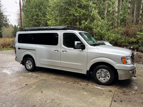 Used 2017 Nissan NV 3500 SL image 5