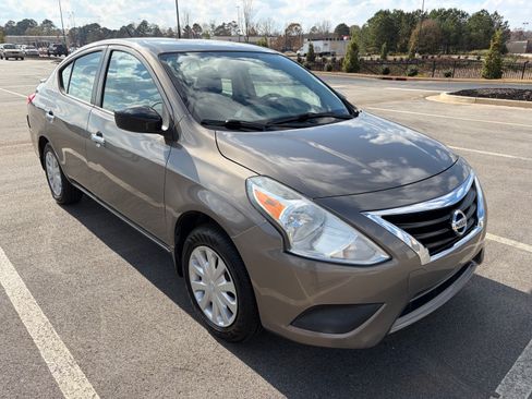 Used 2017 Nissan Versa SV image 1