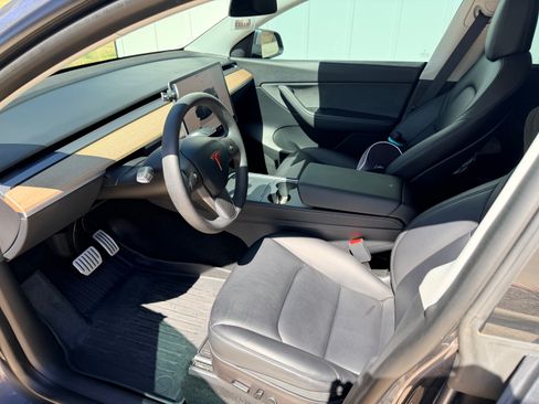 Used 2022 Tesla Model Y Performance image 11