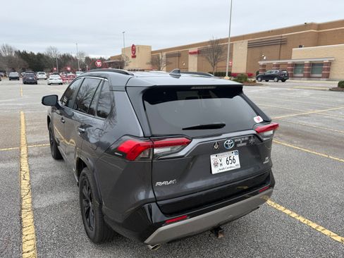 Used 2022 Toyota RAV4 SE image 6