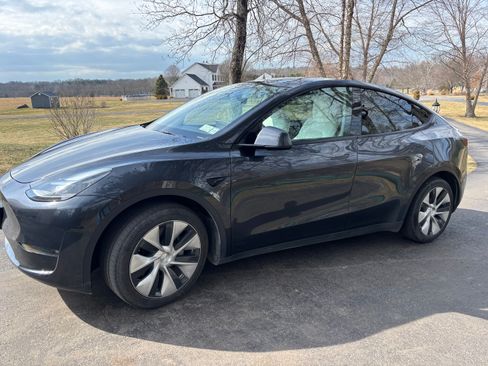 Used 2024 Tesla Model Y Long Range image 4