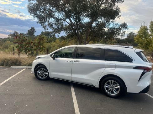 Used 2025 Toyota Sienna Limited image 2