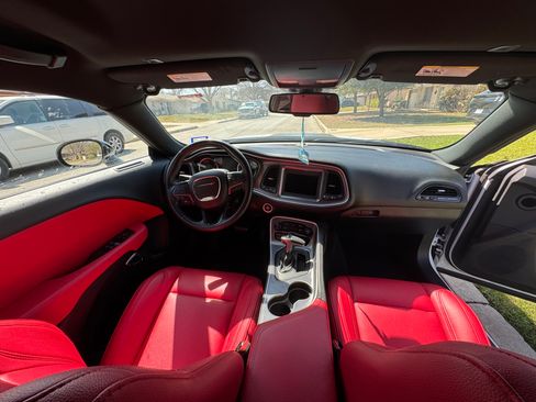 Used 2019 Dodge Challenger SXT image 10