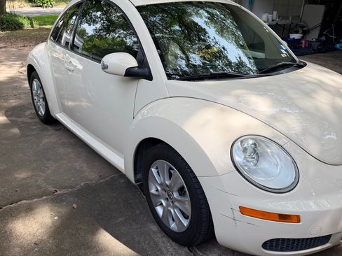 Used 2009 Volkswagen Beetle Coupe FWD image 4