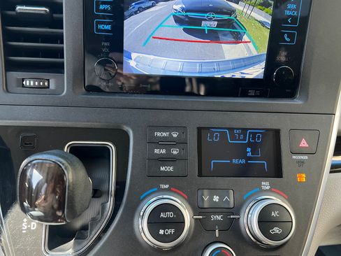 Used 2016 Toyota Sienna XLE w/ XLE Navigation Package image 10