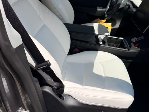 Used 2025 Tesla Model Y Long Range RWD image 10
